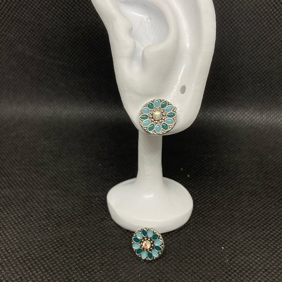 *BOGO Free* turquoise and silver studs - Picture 1 of 1